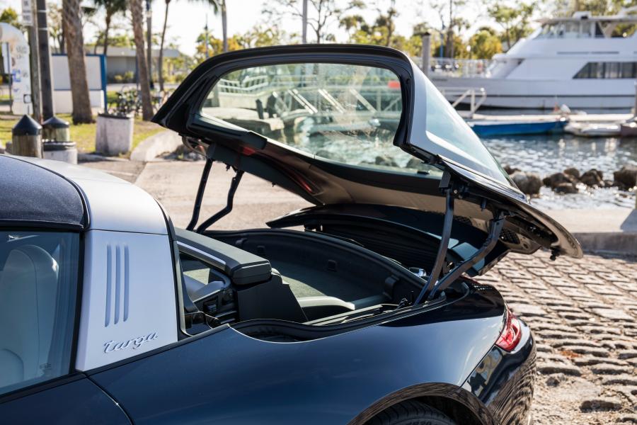 Моторный отсек Porsche 911 Targa 4S 2016 года  (NA) (фото 3 из 19)